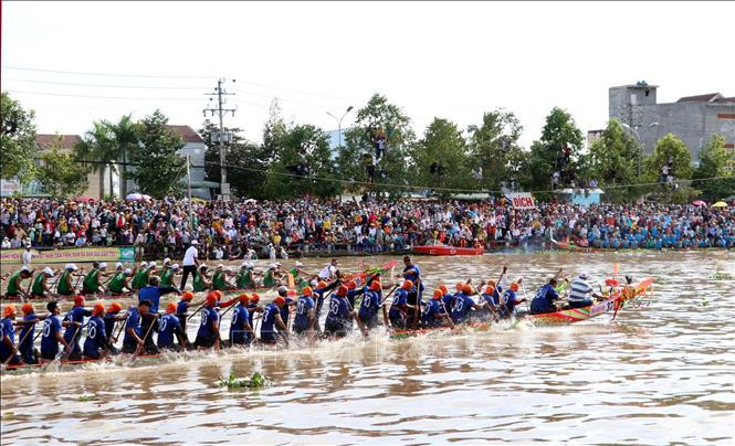 ប្រកៀកគ្នាយ៉ាងប្តូរប្តេជ្ញនៅតាមខ្សែទឹកពេលជិតដល់ព្រ័ត្ររវាងបណ្តាក្រុមទូក ង បុរស បញ្ចប់ការប្រណាំងទូក ងនិងសប្តាហ៍មហោស្រពពិធីអកអំបុក - ប្រណាំងទូក ងរបស់បងប្អូនជនជាតិ ខ្មែរ នៅខេត្ត សុកត្រាំង ảnh 1
