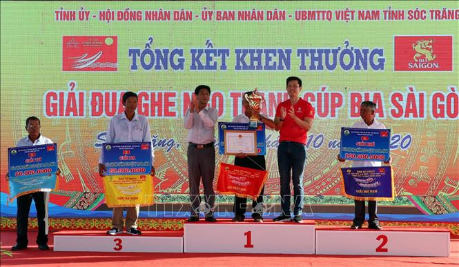 លោក ឡឹមវ៉ាន់ម៉ឹន លេខាគណៈកម្មាធិការបក្សខេត្ត សុកត្រាំង អញ្ជើញប្រគល់ជ័យលាភីលេខ ១ ដល់ ក្រុមទូក ងបុរសនៃវត្តទំនប់ ២ ស្រុក ចូវថាញ់ ខេត្ត សុកត្រាំង បញ្ចប់ការប្រណាំងទូក ងនិងសប្តាហ៍មហោស្រពពិធីអកអំបុក - ប្រណាំងទូក ងរបស់បងប្អូនជនជាតិ ខ្មែរ នៅខេត្ត សុកត្រាំង ảnh 3