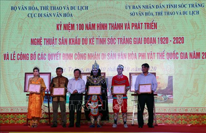 ការប្រគល់ពានរង្វាន់ដល់ក្រុមសិល្បៈទាំងឡាយដែលអញ្ជើញចូលរួមមហោស្រព ប្រគល់ពានរង្វាន់មហោស្រពល្ខោនយូកេខេត្ត សុកត្រាំង ảnh 2