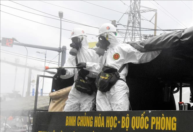 ចាប់ផ្តើមបាញ់សារធាតុគីមីសម្លាប់មេរោគ លាងសម្អាតជាតិពុលលើភូមិសាស្ត្រទីក្រុង ហូជីមិញ ទាំងមូល ảnh 3