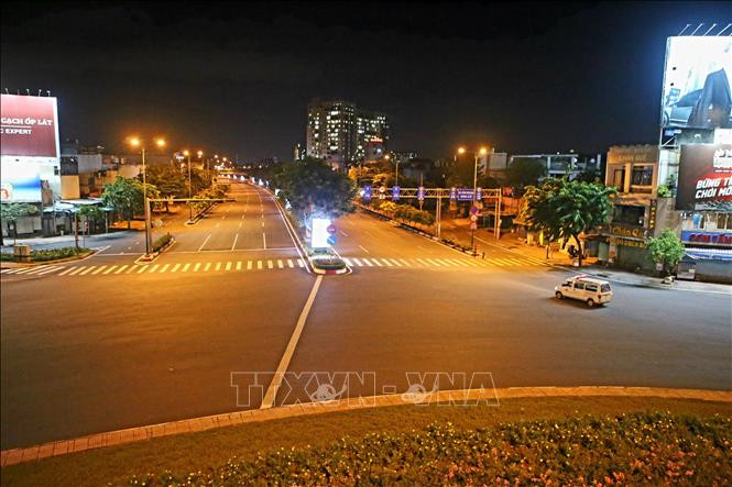 ផ្លូវក្រុងនៃទីក្រុង ហូជីមិញ ស្ងាត់ជ្រងំក្រោយម៉ោង ១៨ ល្ងាច ទីក្រុង ហូជីមិញ ផាកពិន័យលើករណីជាច្រើនដែលធ្វើដំណើរតាមផ្លូវក្រោយម៉ោង ១៨ ល្ងាចដោយមិនមានមូលហេតុជាការចាំបាត់ បន្ទាន់ ảnh 5