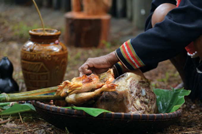 គ្រឿងសំណែនរួមមានជ្រូក មាន់ ស្រា... ត្រូវបានសាមីដើមបុណ្យនាំយកមកផ្ទះផ្នូរដើម្បីប្រារព្ធពិធី បុណ្យ ពើធី របស់ជនជាតិ យ៉ារ៉ាយ ảnh 2