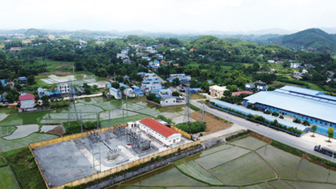 ដើម្បីបង្កើនជីវភាពរស់នៅរបស់បងប្អូនជនជាតិនៅតំបន់លំបាកលំបិនខ្លាំងអោយប្រសើរឡើង ខេត្ត ថាយង្វៀន បានសម្រេចរួចរាល់នូវការវិនិយោគនៅភូមិនិគមទាំង ២៨ ដែលមិនទាន់មានបណ្តាញភ្លើងអគ្គិសនីជាតិ ខេត្ត ថាយង្វៀន អភិវឌ្ឍន៍ហេដ្ឋារចនាសម្ព័ន្ធលើដែនដីកំណើតនៃបដិវត្តន៍ ảnh 3