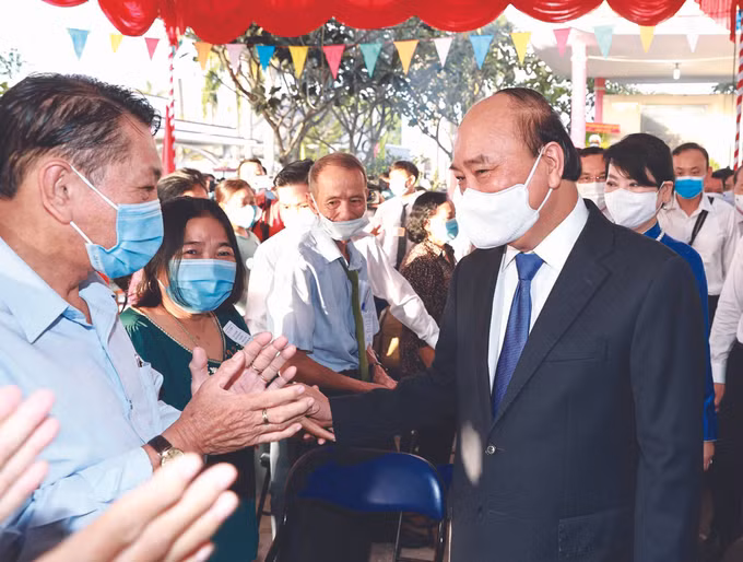 បងប្អូនជនជាតិអញ្ជើញចូលរួមទិវាបុណ្យនៃមាតុភូមិយ៉ាងរូតរះម្នីម្នា ảnh 4