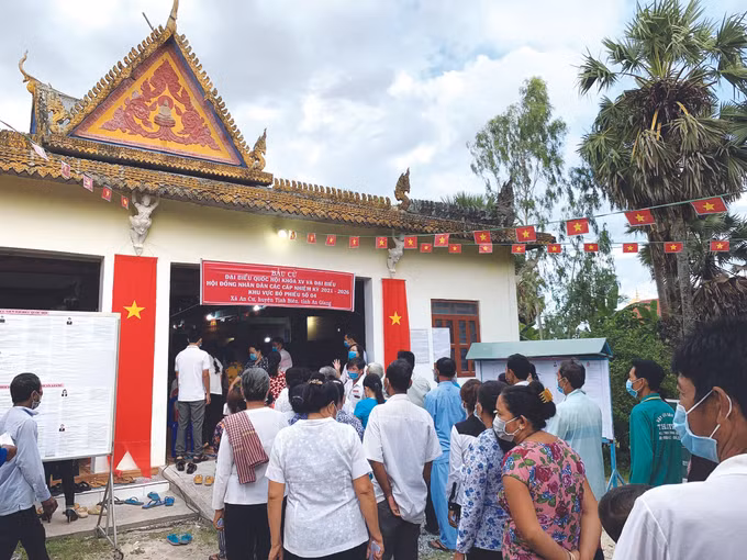 បងប្អូនជនជាតិអញ្ជើញចូលរួមទិវាបុណ្យនៃមាតុភូមិយ៉ាងរូតរះម្នីម្នា ảnh 9