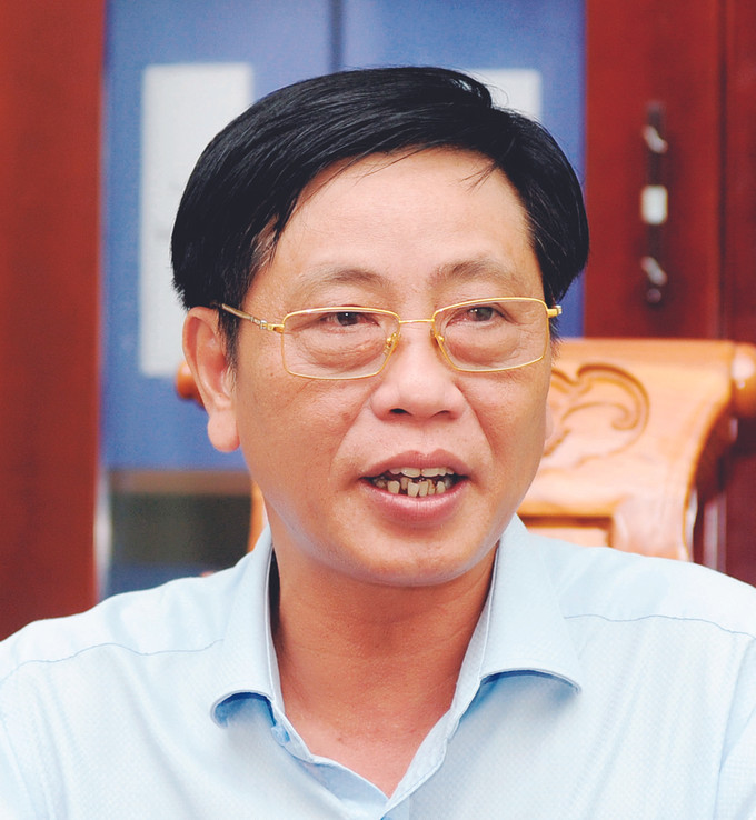 "អាកាសធាតុនៅទីនេះបែងចែកជាពីររដូវច្បាស់ក្រឡែតគឺ រដូវវស្សានិងរដូវប្រាំង។ រដូវវស្សាមានរយៈពេលខ្លី តាមពិតទៅ មានតែប៉ុន្មានខែប៉ុណ្ណោះ រីឯរដូវប្រាំងវិញជាទូទៅមានរយៈពេលអូសអន្លាយវែង។ ឆ្លងតាមរយៈវិធានការសម្របសម្រួលប្រភពទឹក បរិវត្តកម្មផលិតកម្ម... មានទម្រង់រូបភាពវប្បកម្មបន្សុាំជាមួយនឹងលក្ខខណ្ឌធម្មជាតិដ៏កាចសាហាវជាច្រើនត្រូវបានអនុវត្តនិងពង្រីកប្រសិទ្ធភាព ជួយបងប្អូនជនជាតិ ចាម រក្សាលំនឹងជីវភាពរស់នៅ..." - លោក ដាំងគីមគឿង ប្រធានមន្ទីរកសិកម្មនិងអភិវឌ្ឍន៍ជនបទខេត្ត និញធន់។ ខែ មិថុនា នៅតំបន់ជាប់មាត់សមុទ្រប៉ែកខាងត្បូងនៃភូមិភាគកណ្តាល ảnh 2