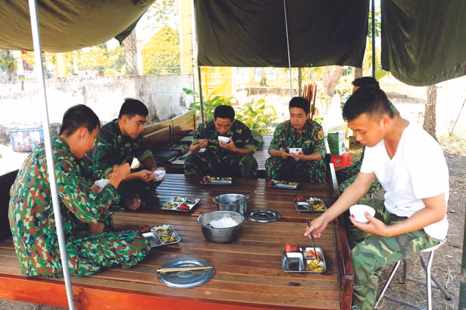 ដាក់ប៉ុស្តិ៍ត្រួតពិនិត្យប្រយុទ្ធប្រឆាំងនឹងការឆ្លងរាលដាលជំងឺនៅតំបន់ព្រំដែន ảnh 3