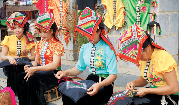 ក្នុងឈុតសំលៀកបំពាក់នៃស្ត្រីជនជាតិ ថាយ កន្សែង ពៀវ តែងតែត្រូវបានអ្នករាល់គ្នារំលឹកដល់ដូចជាផ្នែកមួយដែលមិនអាចខ្វះបានដើម្បីលើកតម្កើងភាពស្រស់ស្អាតនៃមនុស្សស្រី កន្សែង ពៀវ សម្រស់វប្បធម៌នៃជនជាតិ ថាយ ảnh 3