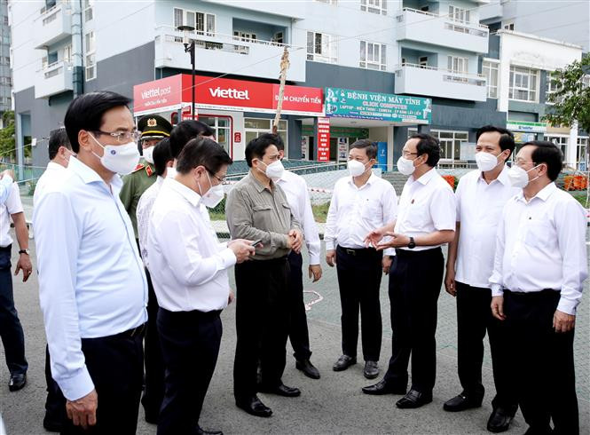 លោកនាយករដ្ឋមន្ត្រី ផាមមិញជិញ អញ្ជើញពិនិត្យមើលការងារបង្ការ ទប់ស្កាត់ជំងឺរាតត្បាតកូវីដ-១៩ នៅទីក្រុង ហូជីមិញ ảnh 3