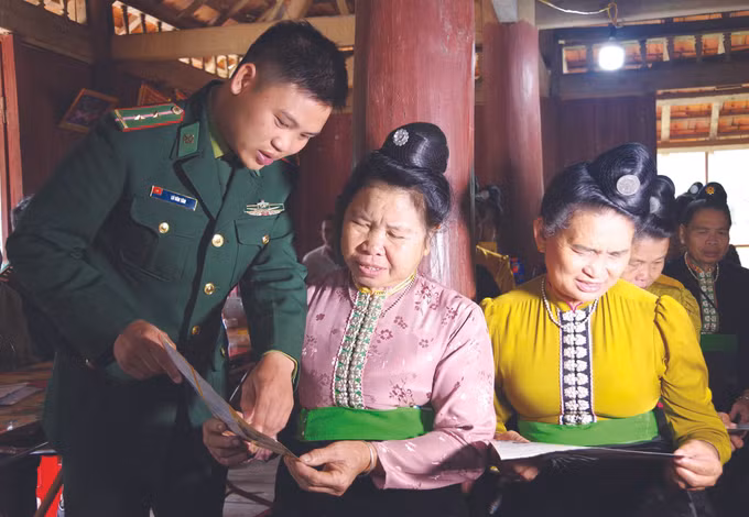 កក់ក្ដៅដោយចំណងមេត្រីភាពរវាងកងទ័ពនិងប្រជាជននៅព្រំដែន ដៀនបៀន ảnh 3