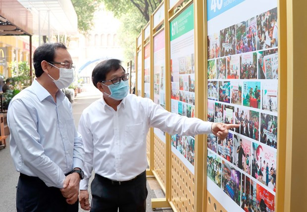 លោក ង្វៀនវ៉ាន់នេន លេខានៃគណៈកម្មាធិការបក្សទីក្រុង ហូជីមិញ អញ្ជើញមកទស្សនាវិថីសៀវភៅទីក្រុង ហូជីមិញ ảnh 1