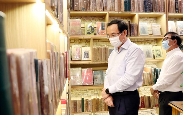 លោក ង្វៀនវ៉ាន់នេន លេខានៃគណៈកម្មាធិការបក្សទីក្រុង ហូជីមិញ អញ្ជើញមកទស្សនាវិថីសៀវភៅទីក្រុង ហូជីមិញ ảnh 2