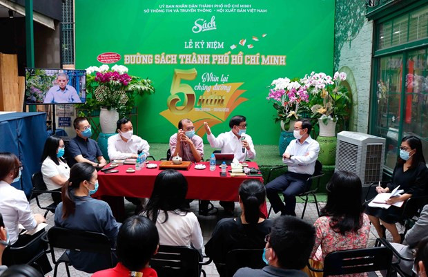 លោក ង្វៀនវ៉ាន់នេន លេខានៃគណៈកម្មាធិការបក្សទីក្រុង ហូជីមិញ អញ្ជើញមកទស្សនាវិថីសៀវភៅទីក្រុង ហូជីមិញ ảnh 4