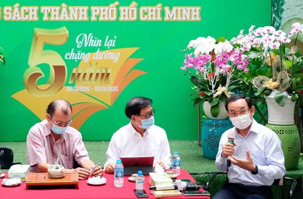 លោក ង្វៀនវ៉ាន់នេន លេខានៃគណៈកម្មាធិការបក្សទីក្រុង ហូជីមិញ អញ្ជើញមកទស្សនាវិថីសៀវភៅទីក្រុង ហូជីមិញ ảnh 7