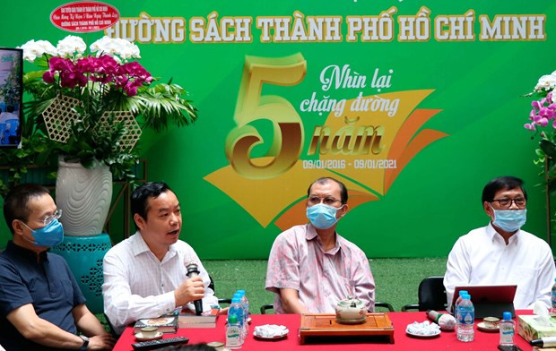 លោក ង្វៀនវ៉ាន់នេន លេខានៃគណៈកម្មាធិការបក្សទីក្រុង ហូជីមិញ អញ្ជើញមកទស្សនាវិថីសៀវភៅទីក្រុង ហូជីមិញ ảnh 5