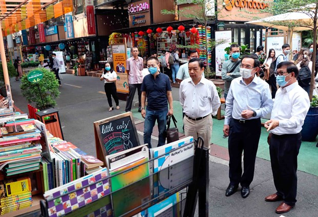 លោក ង្វៀនវ៉ាន់នេន លេខានៃគណៈកម្មាធិការបក្សទីក្រុង ហូជីមិញ អញ្ជើញមកទស្សនាវិថីសៀវភៅទីក្រុង ហូជីមិញ ảnh 3