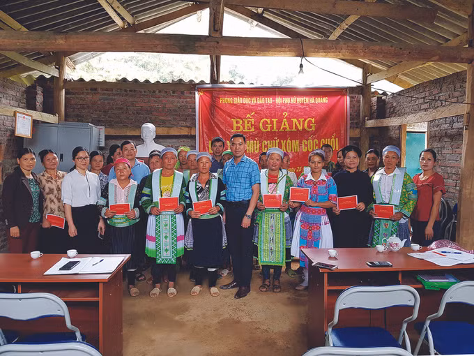 ស្រុក ហាក្វាង ខិតខំប្រឹងប្រែងលុបបំបាត់អនក្ខរកម្មជូនបងប្អូនជនជាតិ ảnh 3