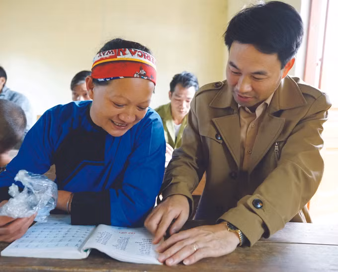 ស្រុក ហាក្វាង ខិតខំប្រឹងប្រែងលុបបំបាត់អនក្ខរកម្មជូនបងប្អូនជនជាតិ ảnh 2