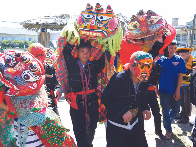 របាំលោតម៉ុងសាយក្បាលតោមុខឆ្មា - បេតិកភណ្ឌវប្បធម៌អរូបីថ្នាក់ជាតិនៃខេត្ត ឡាងសឺន ảnh 1