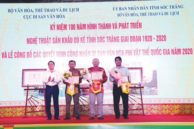 នៅឯមហោស្រពសិល្បៈល្ខោនយូកេនៅឆ្នាំ ២០២០ របស់ខេត្ត សុកត្រាំង ក្រុមយូកេ រ៉នរ៉ន ទទួលបានពានរង្វាន់ អា ជាមួយនឹងឈុតសម្តែងខ្លីៗ ដែលដកស្រង់ពីរឿង "នាងស្បៃមាស" "រក្សាភ្នក់ភ្លើង" សិល្បៈល្ខោន យូកេ ảnh 2