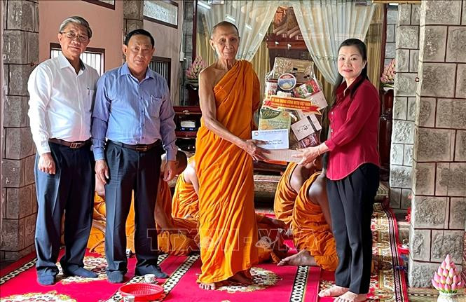 លោកស្រី ទ្រឿងធីង៉ុកអាញ់ អនុប្រធានគណៈកម្មាធិការមជ្ឈិមរណសិរ្សមាតុភូមិ វៀតណាម អញ្ជើញប្រគេនទេយ្យវត្ថុដល់ ព្រះសង្ឃវត្ត ស្រឡូង (ឃុំ លឿងភី ស្រុក ទ្រីតូន ខេត្ត អានយ៉ាង) គណៈកម្មាធិការមជ្ឈិមរណសិរ្សមាតុភូមិ វៀតណាម ជូនពរបុណ្យឆ្នាំចូលថ្មីបងប្អូនជនជាតិ ខ្មែរ ảnh 2