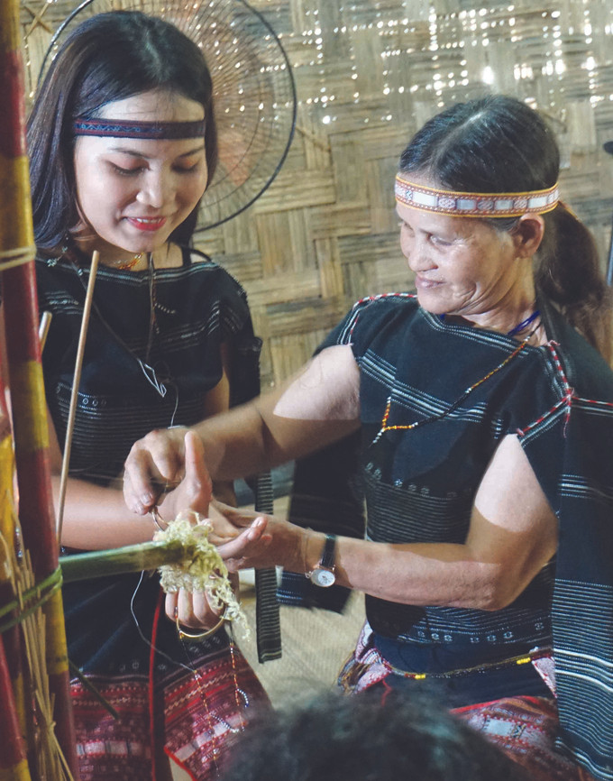 អ្នកទាំងពីរទទួលគ្នាធ្វើជាម្តាយនិងកូនហើយប្រគល់ជូនវត្ថុអនុស្សាវរីយ៍អោយគ្នាទៅវិញទៅមក ទំនៀបទម្លាប់ចងសម្ពន្ធមេត្រីភាពរបស់ជនជាតិ បាណា ảnh 3