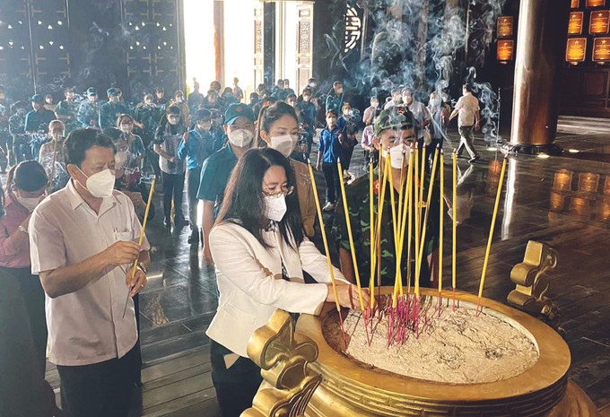 អ្នកដំណើរដែលអញ្ជើញចូលរួមកម្មវិធីទេសចរវិលត្រឡប់ទៅរកប្រភពដើមនៅតំបន់បដិវត្តន៍ "ដំណើរការបៃតងមកកាន់ដែនដីដែកថែប" អញ្ជើញអុជធូបគោរពបូជានៅប្រាសាទ បេនយឿក ស្រុក គូជី (ទីក្រុង ហូ ជីមិញ) ទីក្រុង ហូ ជីមិញ បើកដំណើរការសកម្មភាពទេសចរឡើងវិញ ảnh 3
