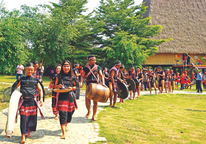 ជនជាតិ បាណា រៀបចំទទួលកូនធម៌មកកាន់គេហដ្ឋានដើម្បីប្រារព្ធពិធី ទំនៀបទម្លាប់ចងសម្ពន្ធមេត្រីភាពរបស់ជនជាតិ បាណា ảnh 1