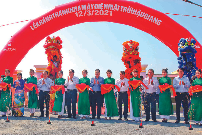 ពិធីសម្ពោធរោងចក្រផលិតថាមពលអគ្គិសនីដើរដោយពន្លឺព្រះអាទិត្យ ហូវយ៉ាង ការអភិវឌ្ឍថាមពលកកើតឡើងវិញនៅតំបន់វាលទំនាបទន្លេ គឺវឡុង ảnh 8