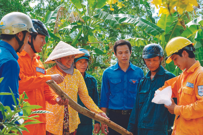 បុគ្គលិកផ្នែកអគ្គិសនីស្រុក វិញលើយ (ខេត្ត បាកលៀវ) កំពុងណែនាំប្រជាជនអំពីការប្រើប្រាស់ភ្លើងអគ្គិសនីដោយសន្សំសំចៃនិងសុវត្ថិភាព ការអភិវឌ្ឍថាមពលកកើតឡើងវិញនៅតំបន់វាលទំនាបទន្លេ គឺវឡុង ảnh 10