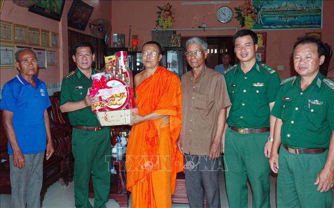 កងទ័ពការពារព្រំដែន សុកត្រាំង អញ្ជើញប្រគេនទេយ្យវត្ថុនិងជូនអំណោយបុណ្យចូលឆ្នាំថ្មីតាមវត្តអារាម ខ្មែរ តំបន់ជាប់មាត់សមុទ្រ ảnh 3