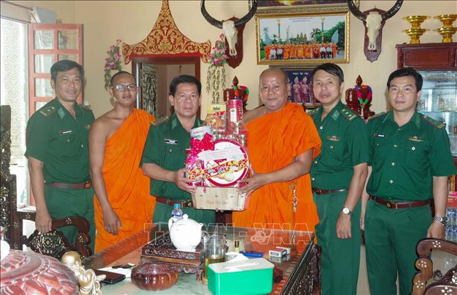 ថ្នាក់ដឹកនាំកងទ័ពការពារព្រំដែន សុកត្រាំង អញ្ជើញប្រគេនទេយ្យវត្ថុ ជូនអំណោយជូនពរបុណ្យចូលឆ្នាំថ្មីដល់ ព្រះសង្ឃ បងប្អូនជនជាតិ ខ្មែរ នៅលើភូមិសាស្ត្រការពារព្រំដែនតំបន់ជាប់មាត់សមុទ្រនៃខេត្ត សុកត្រាំង កងទ័ពការពារព្រំដែន សុកត្រាំង អញ្ជើញប្រគេនទេយ្យវត្ថុនិងជូនអំណោយបុណ្យចូលឆ្នាំថ្មីតាមវត្តអារាម ខ្មែរ តំបន់ជាប់មាត់សមុទ្រ ảnh 4