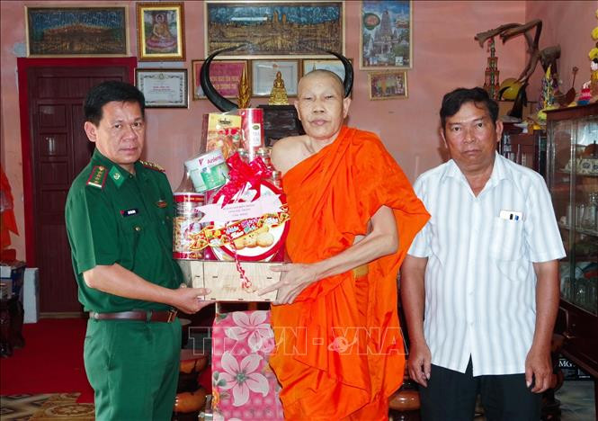 កងទ័ពការពារព្រំដែន សុកត្រាំង អញ្ជើញប្រគេនទេយ្យវត្ថុនិងជូនអំណោយបុណ្យចូលឆ្នាំថ្មីតាមវត្តអារាម ខ្មែរ តំបន់ជាប់មាត់សមុទ្រ ảnh 1