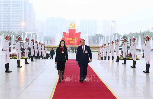 សមាជិកការិយាល័យនយោបាយ នាយករដ្ឋមន្ត្រីនៃរដ្ឋាភិបាល លោក ង្វៀនស៊ន់ភុក អញ្ជើញមកចូលរួម មហាសន្និបាតលើកទី ១៣ របស់បក្ស ប្រារព្ធយ៉ាងឱឡារិពិធីបើកមហាសន្និបាតតំណាងទូទាំងប្រទេសលើកទី ១៣ នៃបក្សកុម្មុយនិស្ត វៀតណាម ảnh 4