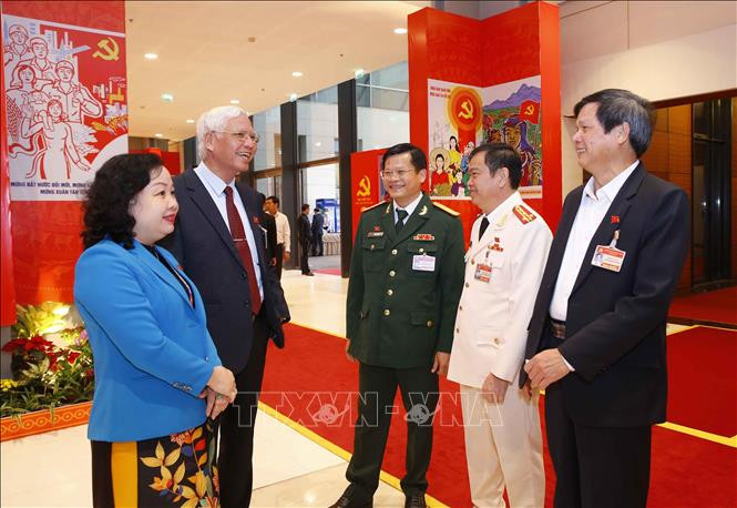 ប្រតិភូនៃគណៈប្រតិភូបក្ខភាគខេត្ត ឡុងអាន អអ្ជើញផ្លាស់ប្តូរយោបល់នៅឯខាងក្រៅសាលប្រជុំអំពីបេក្ខភាពសម្រាប់គណៈកម្មាធិការមជ្ឈិមបក្សអាណត្តិទី ១៣ កាលពីព្រឹកថ្ងៃទី ២៩ ខែ មករា មហាសន្និបាតលើកទី ១៣ របស់បក្ស - កំណត់ត្រាសំខាន់មួយក្នុងដំណើរអភិវឌ្ឍរបស់បក្សនិងប្រទេសជាតិ ảnh 2