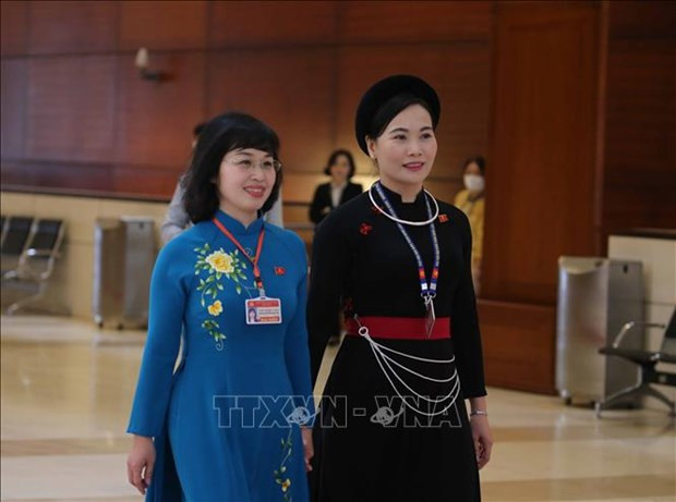 ប្រតិភូនារីជនជាតិភាគតិចអញ្ជើញមកចូលរួមពិធីបើកមហាសន្និបាត ប្រារព្ធយ៉ាងឱឡារិពិធីបើកមហាសន្និបាតតំណាងទូទាំងប្រទេសលើកទី ១៣ នៃបក្សកុម្មុយនិស្ត វៀតណាម ảnh 10