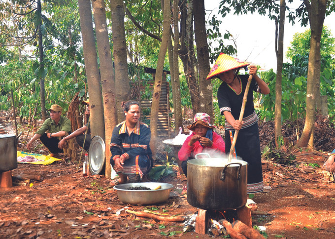ស្ត្រីក្នុងភូមិ អប៉េច រៀបចំម្ហូបអាហារក្នុងពិធីបួងសួងសុំទឹកភ្លៀង ពិធីបួងសួងសុំទឹកភ្លៀងរបស់ជនជាតិ យ៉ារ៉ាយ ảnh 2