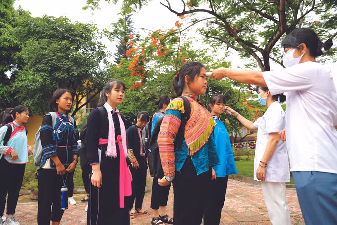 ជួយឧបត្ថម្ភបងប្អូនជនជាតិជម្នះក្តីលំបាកលំបិនដោយរងផលប៉ះពាល់ពីការឆ្លងរាលដាលនៃជំងឺកូវីដ - ១៩ ảnh 1
