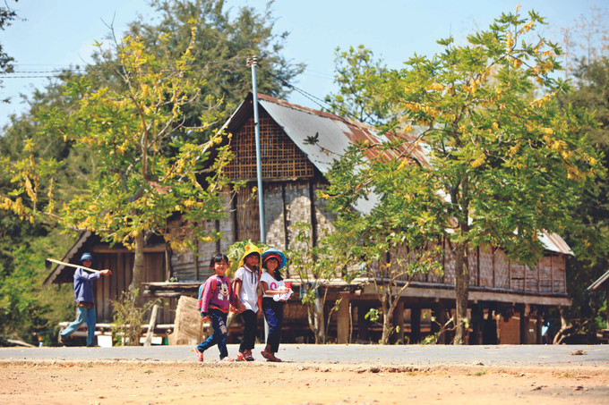 ដងផ្លូវចូលទៅកាន់ភូមិ ម្លៀង ត្រូវបានក្រាលកៅស៊ូ ទិដ្ឋភាពនៃការរស់នៅនិងទេសភាពធម្មជាតិនៃភូមិនិគមប្រកបដោយសុខក្សេមក្សាន្ត បរមបុរាណ ភូមិ ម្លៀង ទីកន្លែងរក្សាទុកនូវវប្បធម៌ ម៉្នុង ảnh 1