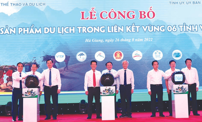 រដ្ឋមន្ត្រីក្រសួងវប្បធម៌ កីឡានិងទេសចរណ៍ លោក ង្វៀន វ៉ាន់ហ៊ុង លេខាគណៈកម្មាធិការបក្សខេត្ត ហាយ៉ាង លោក ដាំង ក្វឹកខាញ់ និងប្រតិភូទាំងឡាយប្រកាសផលិតផលទេសចរណ៍ថ្មីចំនួន ៣ ក្នុងការចងសម្ពន្ធខេត្តទាំង ៦ នៅតំបន់ វៀតបាក់ ឆ្លងកាត់តំបន់បេតិកភណ្ឌទាំងឡាយនៅ វៀតបាក់ ảnh 2