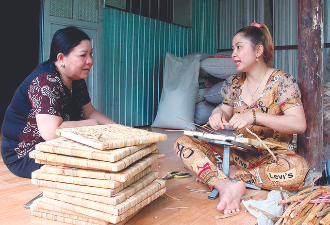 លោកស្រី ត្រឹន ធីត្រឹម (ខាងឆ្វេង) ប្រធានសាខាសមាគមនារីភូមិ ៣ ឃុំ សាភៀន ស្រុក ឡុងមី អញ្ជើញសួរសុខទុក្ខ លើកទឹកចិត្ត ស្វែងយល់អំពីជីវភាពរស់នៅរបស់បងប្អូននារី ខ្មែរ ប្រសិទ្ធភាពពីគំរូជួយបងប្អូននារី ខ្មែរ ក្រីក្រ ảnh 2