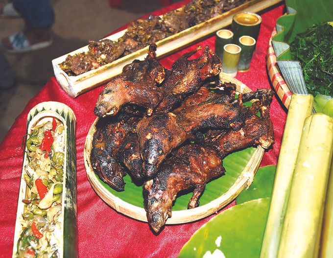 មុខម្ហូបដ៏ល្អឯក ប្លែកភ្នែកមួយចំនួន ពោរពេញទៅដោយអត្តសញ្ញាណរបស់ជនជាតិ សេដាំង នៅជើងភ្នំ ង៉ុកលិញ ភ្លក់រសជាតិភោជនាហាររបស់ជនជាតិ សេដាំង ảnh 3