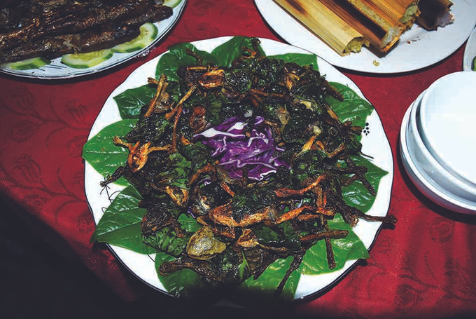មុខម្ហូបកណ្តុរព្រៃអាំងរបស់ជនជាតិ សេដាំង នៅឃុំ ម៉ាំងរី មុខម្ហូបចម្លែក "នាដកាជើងវែង" ឬក៏ហោថាតាឡនតន វេចស្លឹកចាព្លូចៀន ភ្លក់រសជាតិភោជនាហាររបស់ជនជាតិ សេដាំង ảnh 4