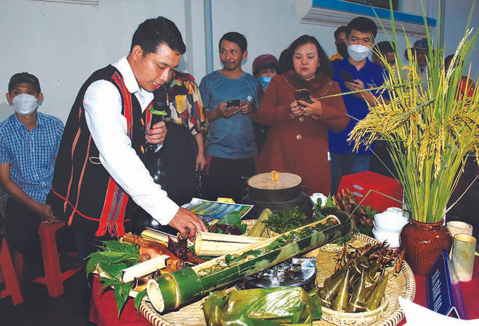 ជនជាតិ សេដាំង ឧទ្ទេសនាមមុខម្ហូបពិសេសដាច់ដោយឡែកជនជាតិក្នុងពិធីមហោស្រពភោជនាហាររបស់ជនជាតិ សេដាំង នៅស្រុក ទូមើរ៉ុង (ខេត្ត កនទុម) ភ្លក់រសជាតិភោជនាហាររបស់ជនជាតិ សេដាំង ảnh 1