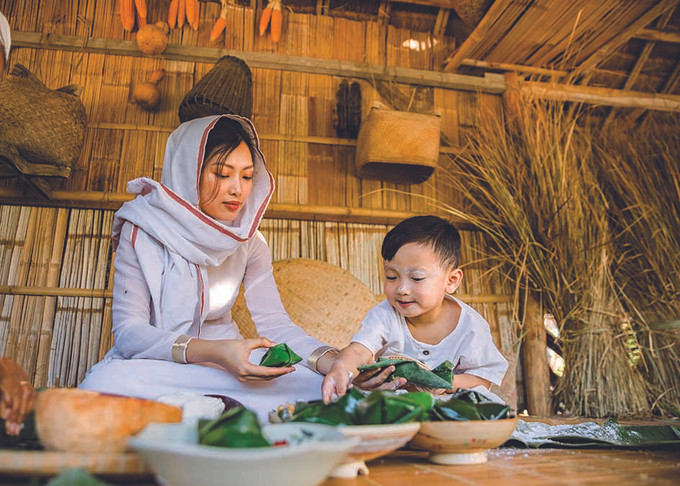 ម្តាយនិងកូនជនជាតិ ចាម ធ្វើនំប្រពៃណី ảnh 1