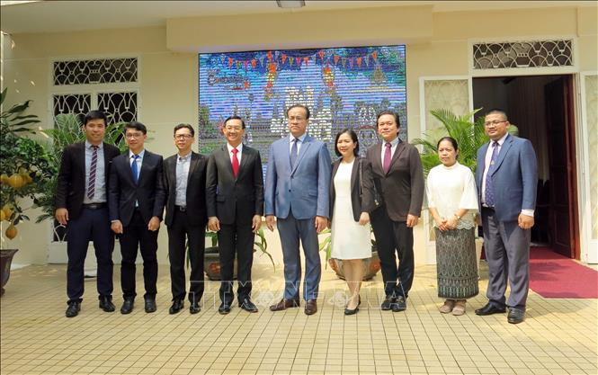 គណៈប្រតិភូទាំងឡាយអញ្ជើញថតរូបអនុស្សាវរីយ៍ ថ្នាក់ដឹកនាំទីក្រុង ហូជីមិញ អញ្ជើញជូនពរអំណរពិធីបុណ្យចូលឆ្នាំថ្មី ảnh 3