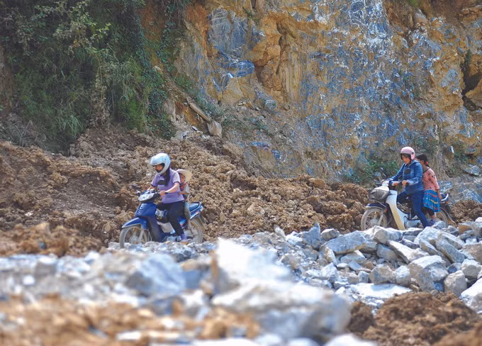 អ្នកគ្រូៗ ច្បាមជាប់ភូមិនៅតំបន់ភ្នំខេត្ត ហាយ៉ាង ảnh 1