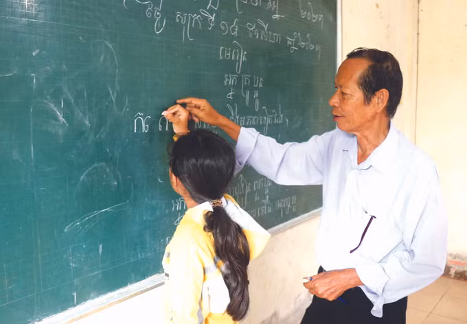 កសិករវ័យចំណាស់ជួយសិស្សសាលា ខ្មែរថែរក្សាអក្សរជនជាតិជាង ២០ ឆ្នាំមកហើយ ảnh 1