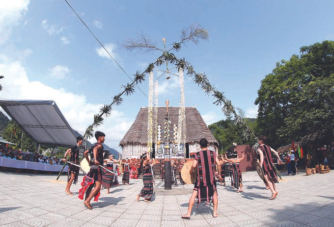 ការសម្តែងចង្វាក់របាំ ទុងទុងយ៉ាយ៉ា និង ចង្វាក់របាំអំណរពិធីបុណ្យរបស់ជនជាតិ កឺទូ លើកតម្កើងអត្តសញ្ញាណវប្បធម៌ជនជាតិ កឺទូ ảnh 1