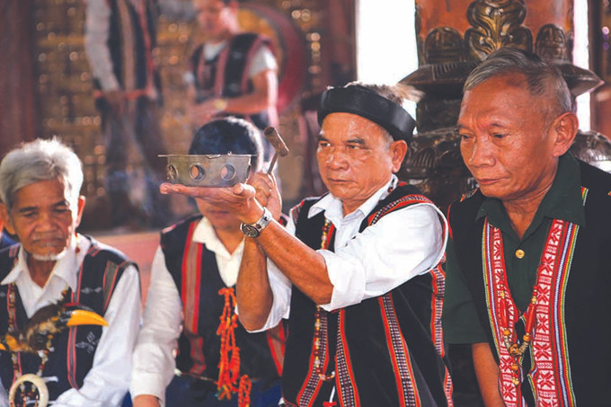 ព្រឹទ្ធាចារ្យភូមិជនជាតិ កឺទូ ជាច្រើននាក់បានចំណាយកម្លាំងស្វែងរកធ្វើសមុច្ច័យ ស្ដារតម្លៃវប្បធម៌របស់ជនជាតិខ្លួនឡើងវិញ លើកតម្កើងអត្តសញ្ញាណវប្បធម៌ជនជាតិ កឺទូ ảnh 3